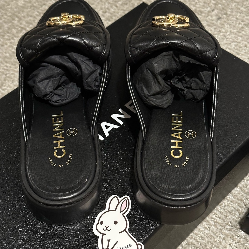 Chanel Shoes Loafers Black Quilted 25C Turnlock Mules Slides 37.5C EU NIB - Picture 8 of 11